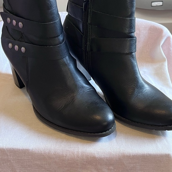 Cute Ankle Boots with 3” thick Heel. - Picture 3 of 7